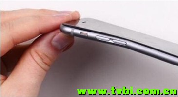 iPhone 6被掰弯之后，出了很多搞笑广告……