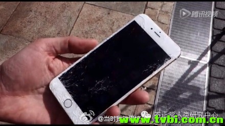 【轻松一刻】Iphone6开售好多天了，我们来看看全世界各地网友发来的捷报。。。好正能 ...